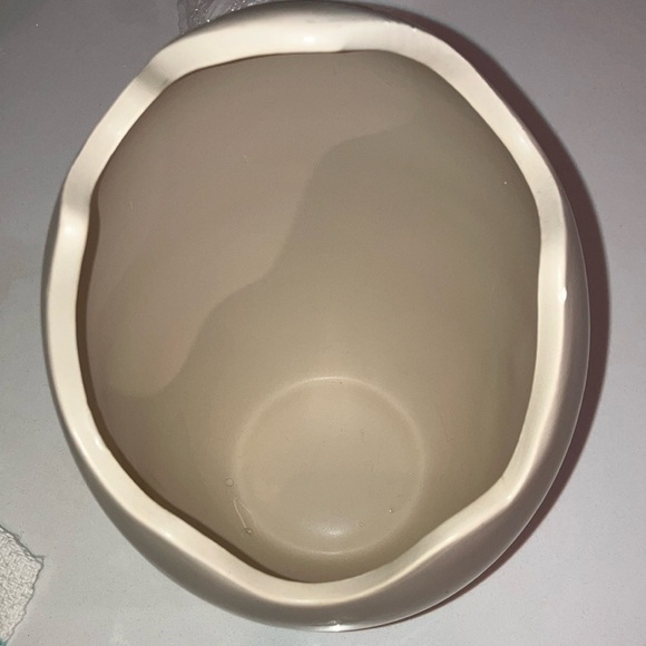 Cream Ceramic Egg Vase - large dinosaur egg shape - Picture 4 of 9